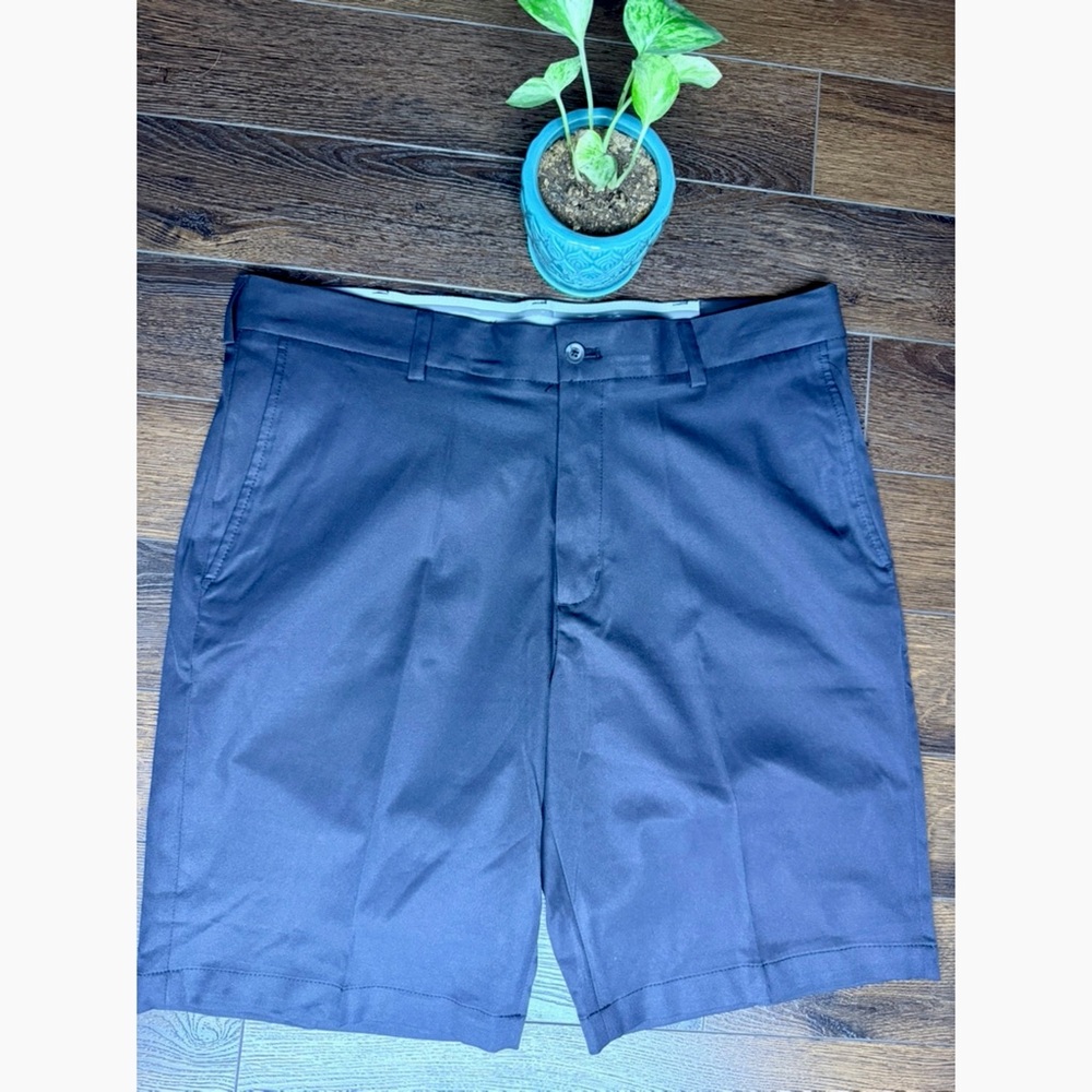 NWT Walter Hagen Men's Black Flat Front Golf Shorts. Size 36.